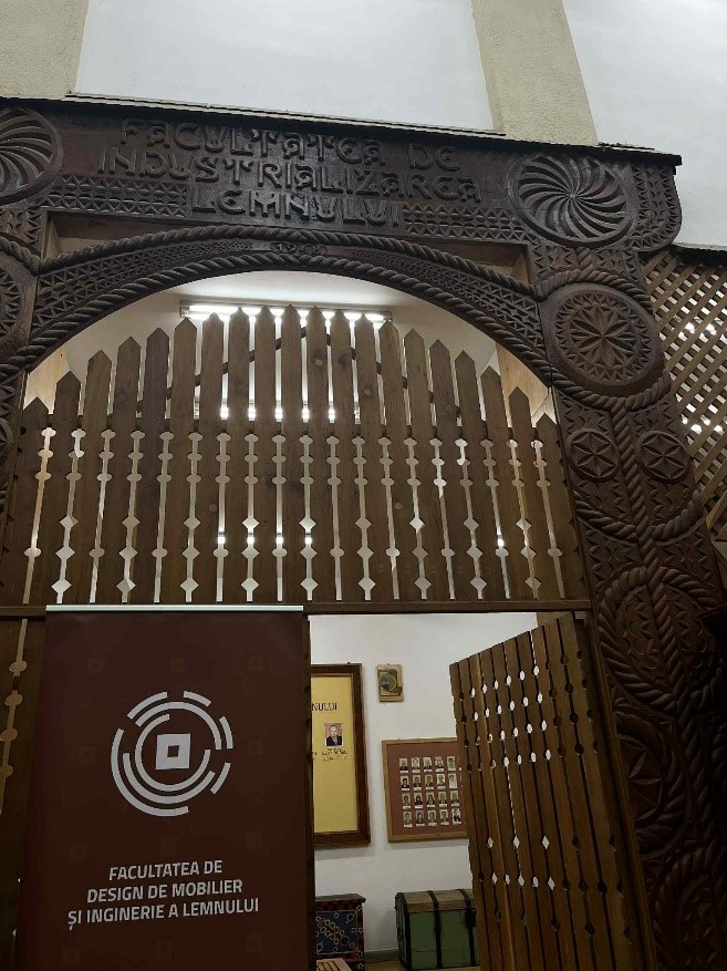 Transilvania University of Brașov, Faculty of Furniture Design and Wood Engineering aulája Transilvania University of Brașov, Faculty of Furniture Design and Wood Engineering aulája